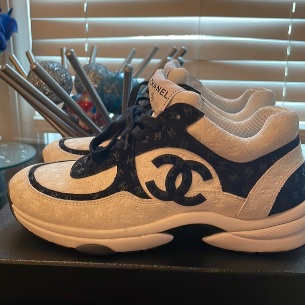 Chanel CC Embossed Logo sneakers